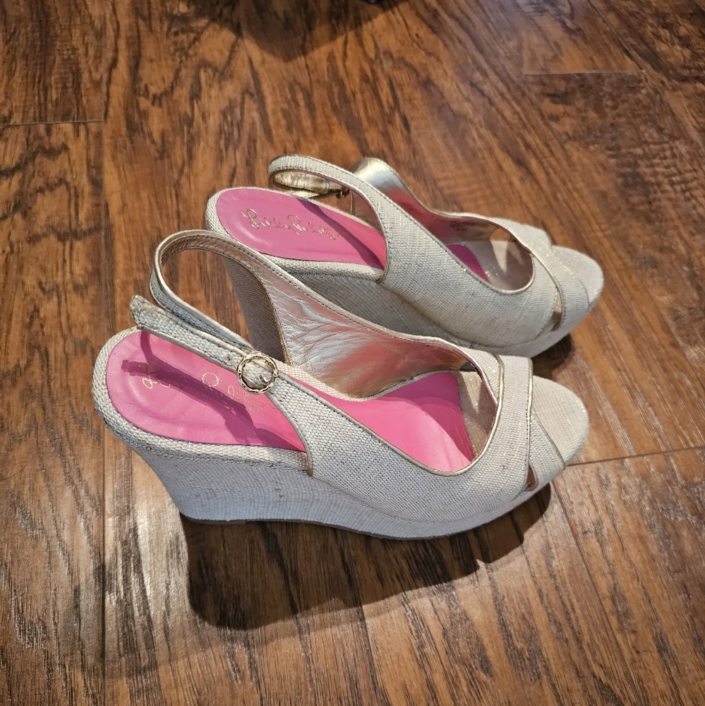 Lilly Pulitzer Beige hint of sparkle wedge, size 9